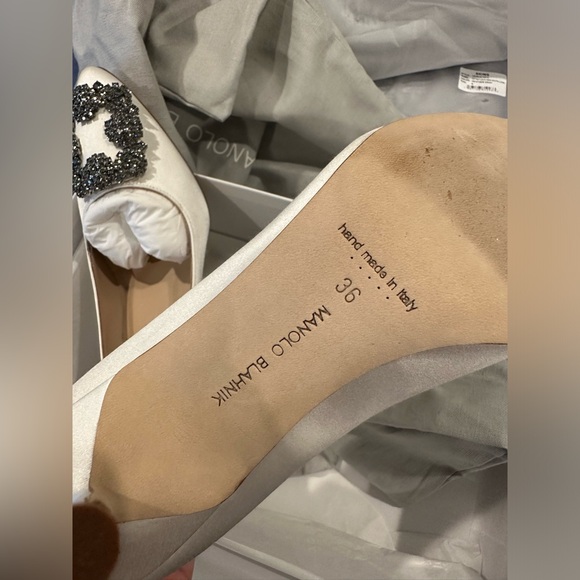 Manolo Blahnik Hangisi 70MM Crystal Buckle Satin Pumps white, size 36 - Picture 8 of 8